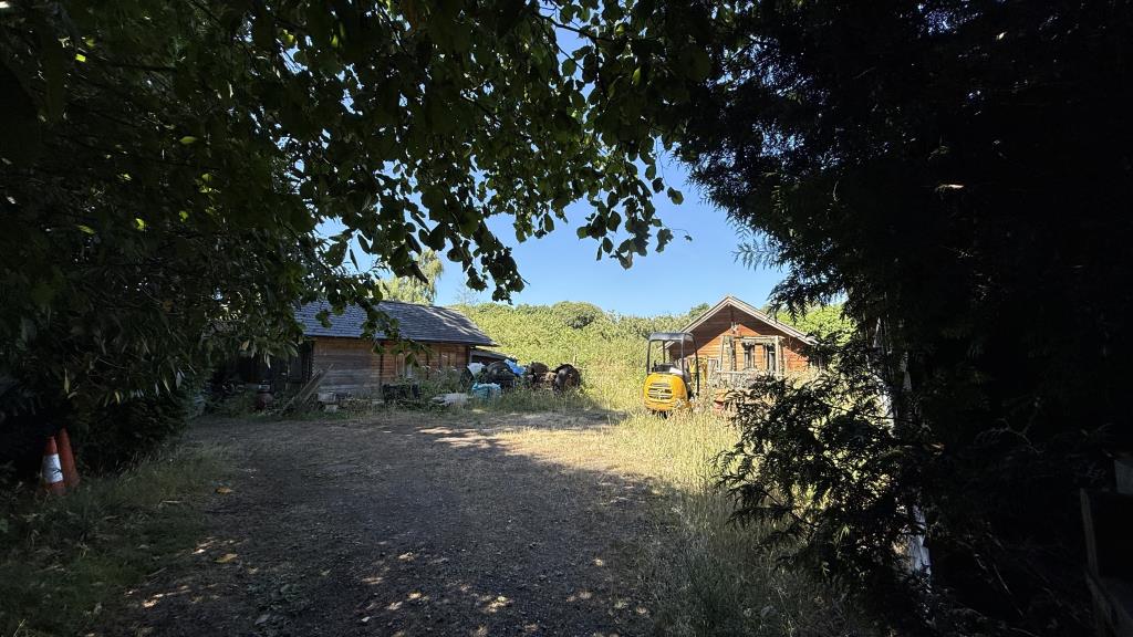 Lot: 42946 - RARE FREEHOLD OPPORTUNITY - A SUBSTANTIAL AND ESTABLISHED RESIDENTIAL, COMMERCIAL AND GRAZING LAND COMPLEX - Exterior image of timber cottages